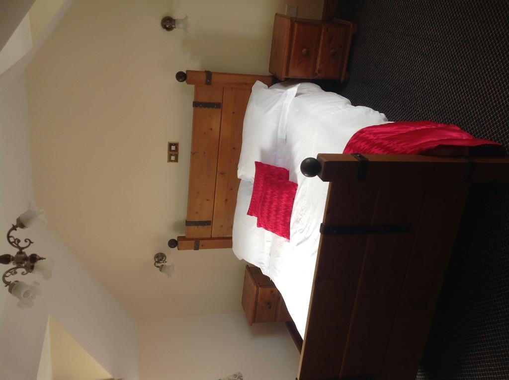 The Glan Yr Afon Inn Холиуэлл Номер фото