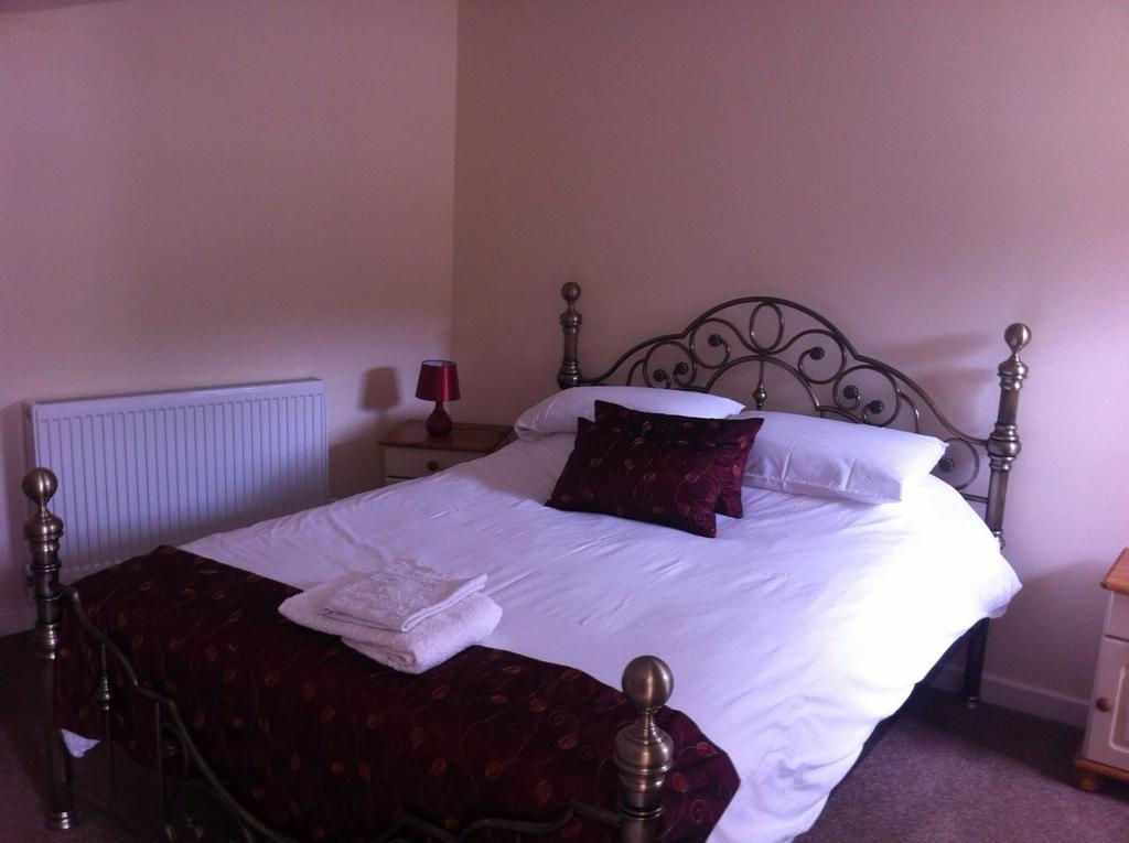 The Glan Yr Afon Inn Холиуэлл Номер фото
