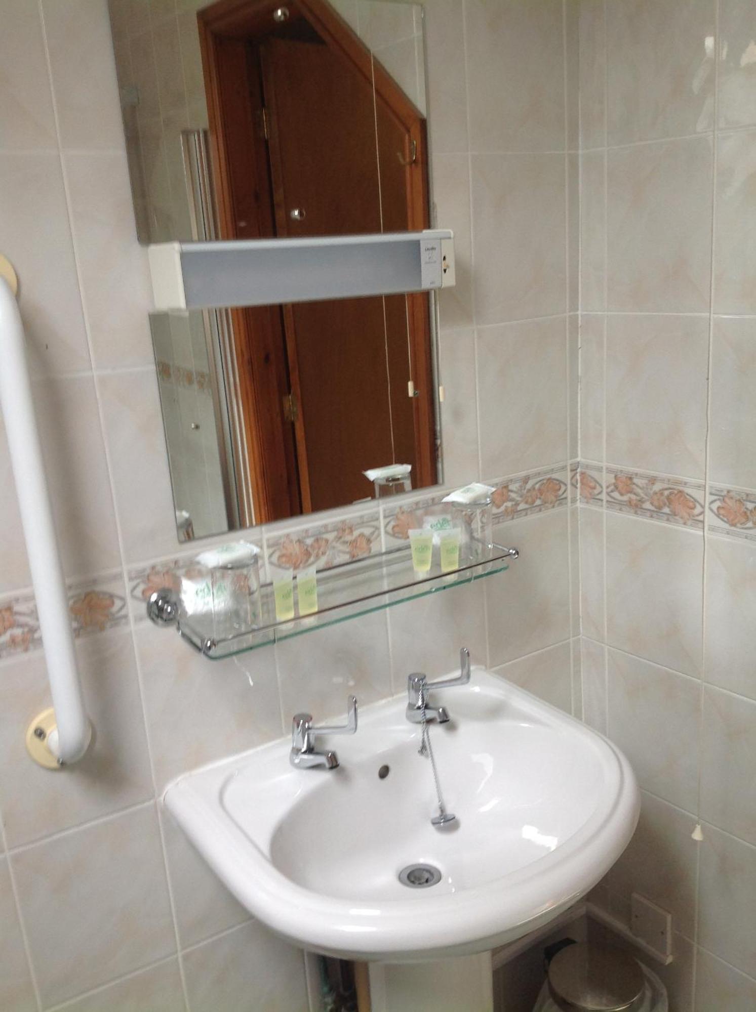 The Glan Yr Afon Inn Холиуэлл Экстерьер фото
