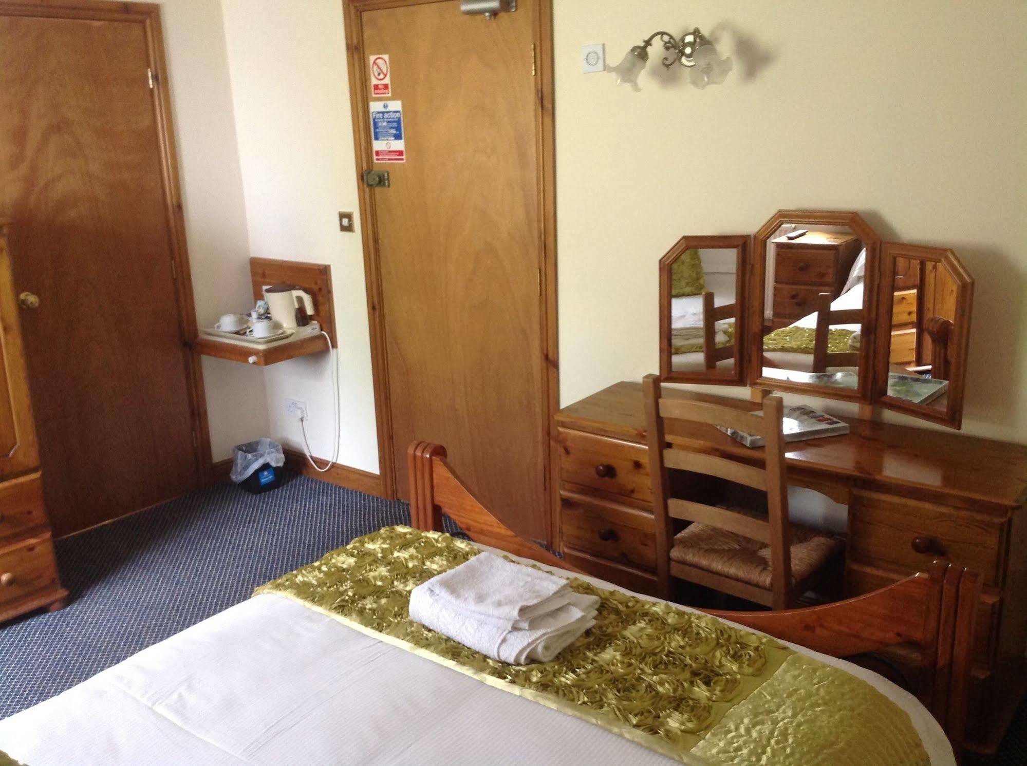 The Glan Yr Afon Inn Холиуэлл Экстерьер фото