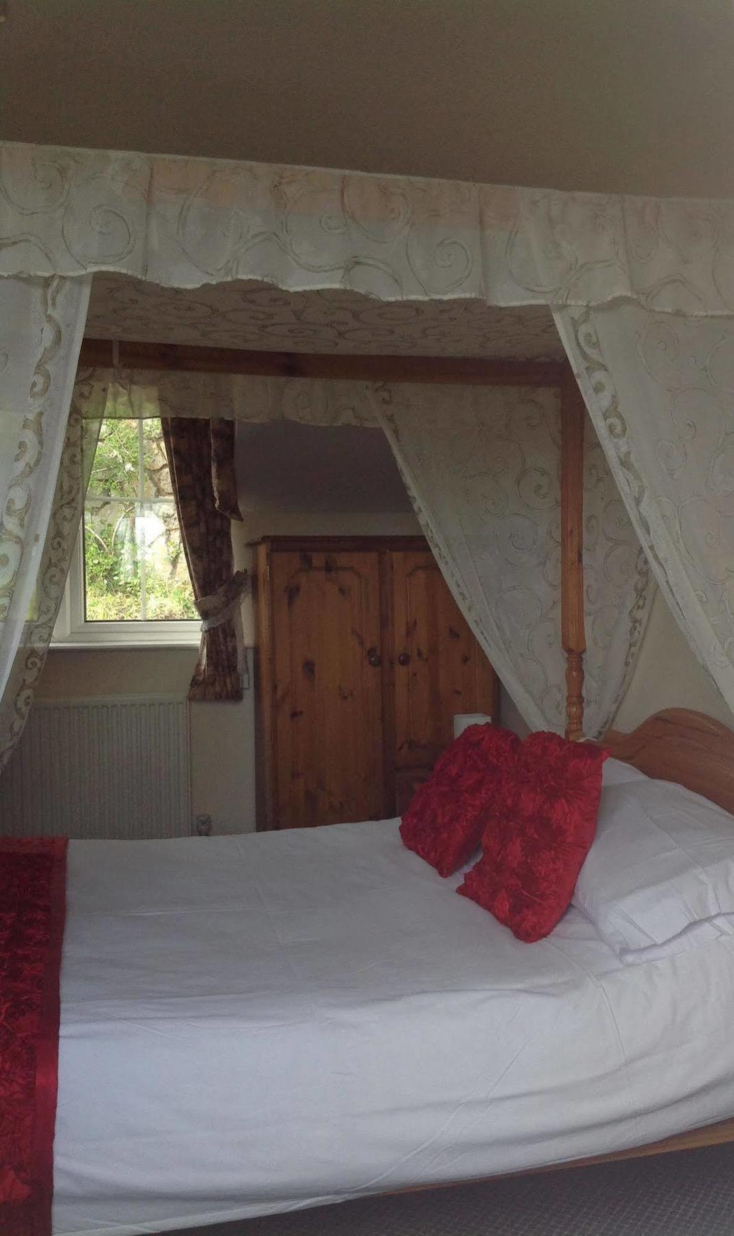 The Glan Yr Afon Inn Холиуэлл Экстерьер фото