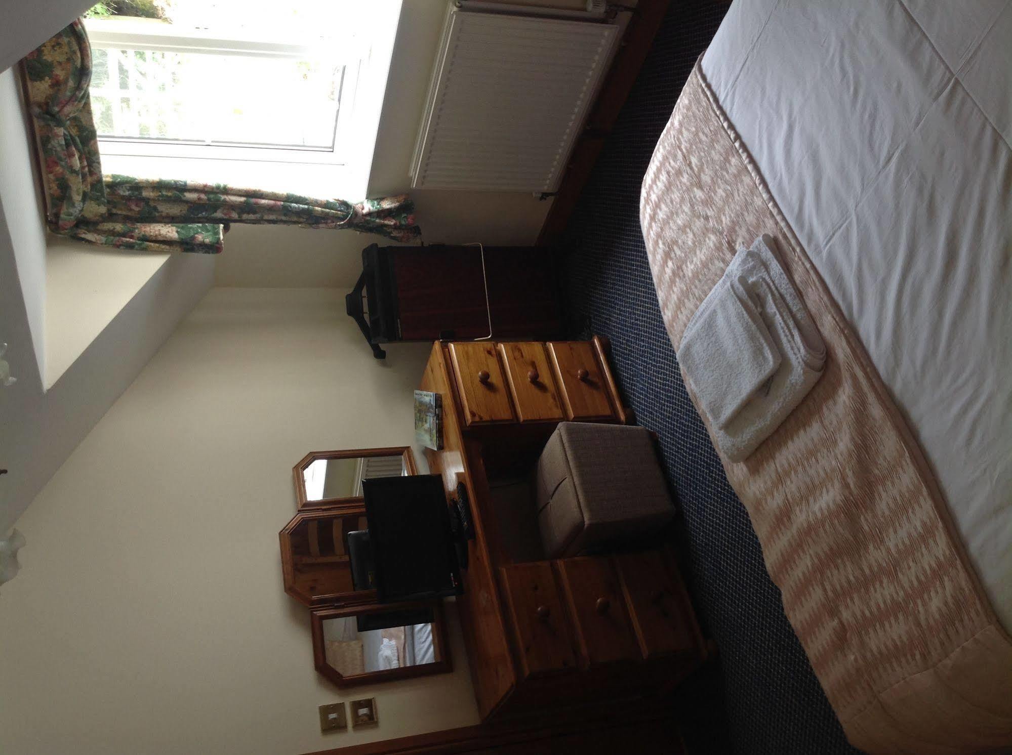 The Glan Yr Afon Inn Холиуэлл Экстерьер фото